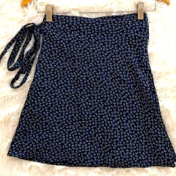 SOLD! Brandy Melville Navy Floral Wrap Mini Skirt, One Size - Picture 5 of 7